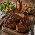 Barbecue Bourbon Steak op een rustieke houten tafel.